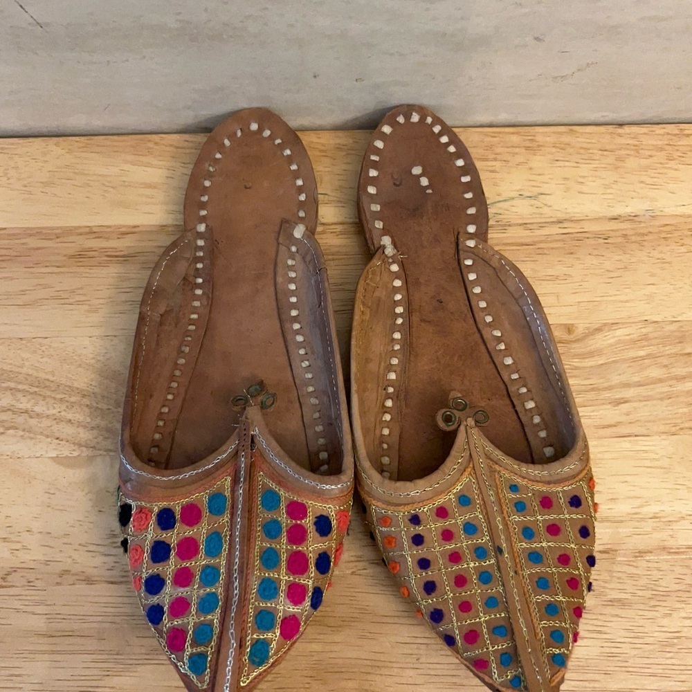Handmade Leather Punjabi Jutti Shoes vibrant, multi-colored - Picture 2 of 8